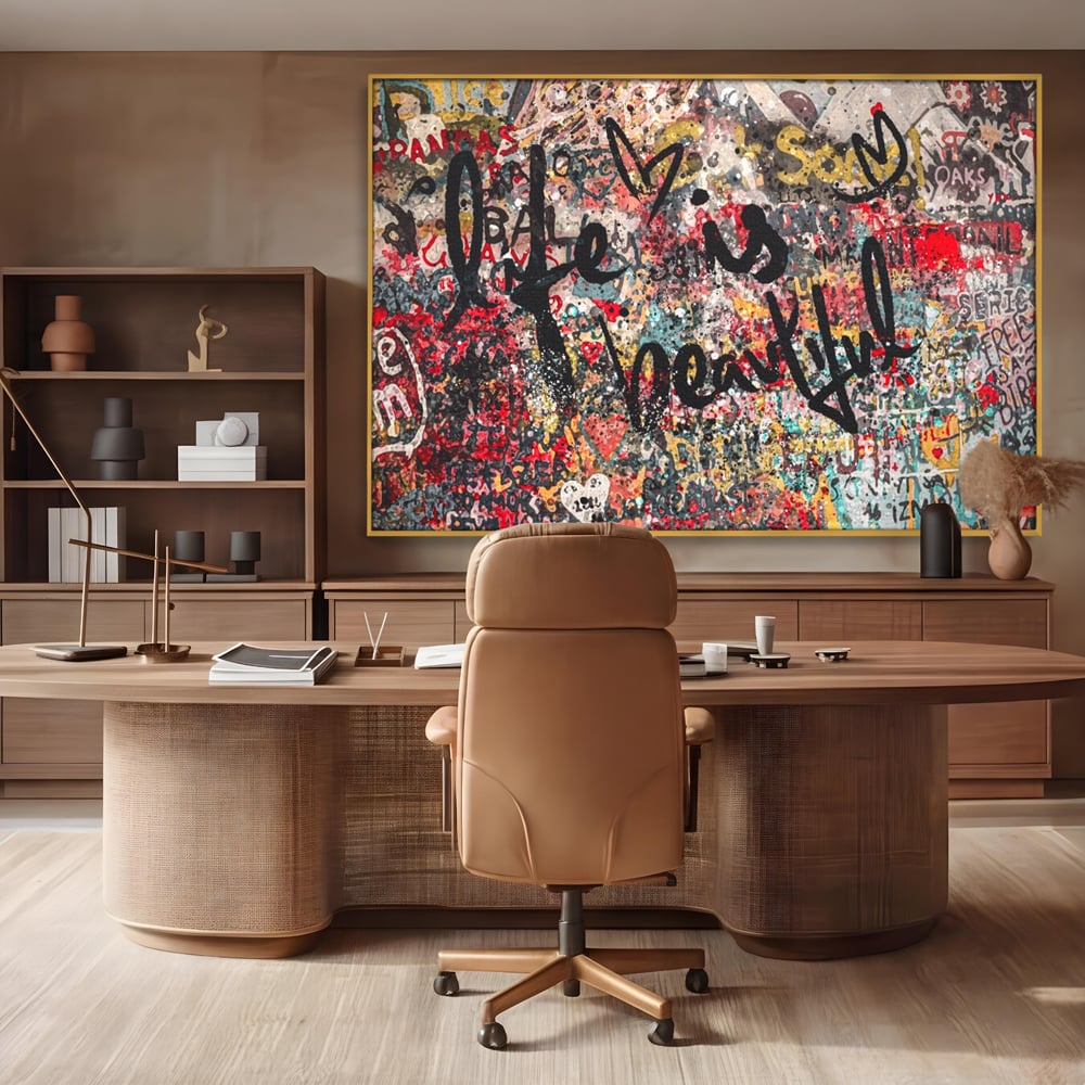 Tablou canvas cu tablou canvas cu mesaj motivational, in rama de aluminiu auriu, pe perete intr-un birou